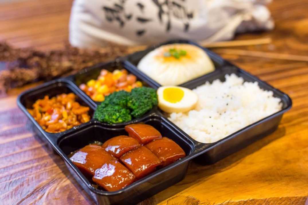 工廠級全自動盒飯封口包裝機:高效封口,鎖鮮增效