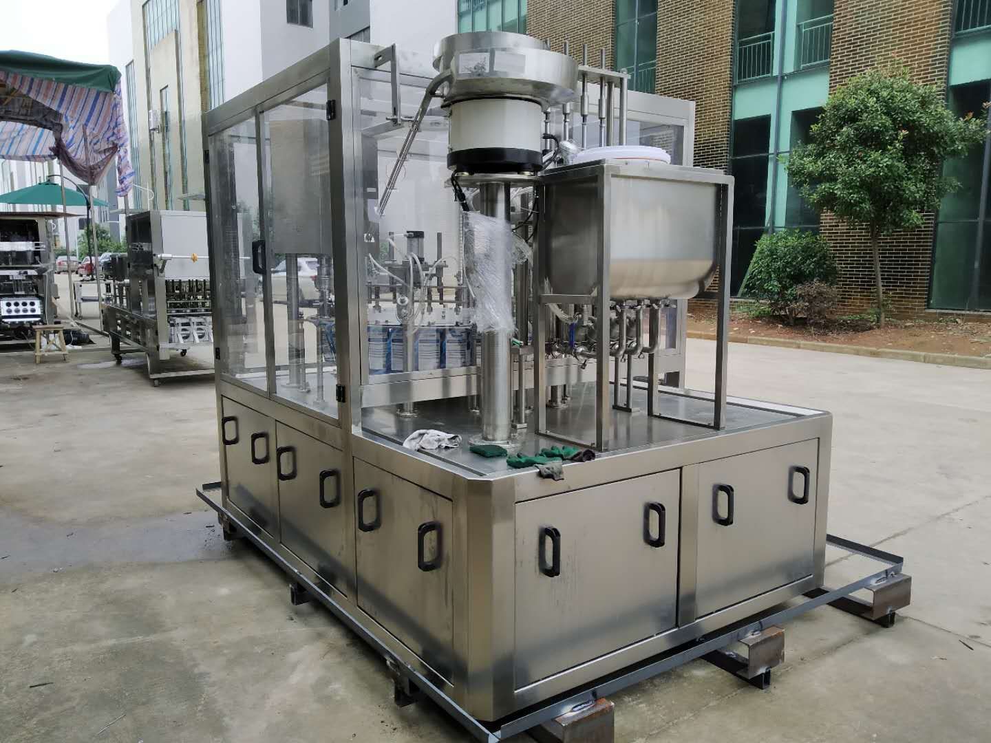 LG-460 吸嘴袋灌裝旋蓋機.jpg